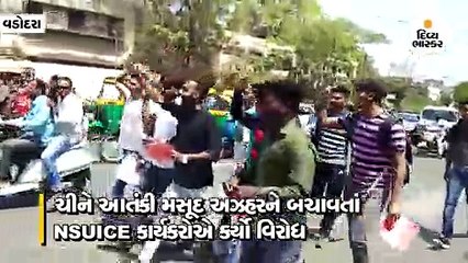 ચીનની અવળચંડાઇ સામે વડોદરામાં NSUIના કાર્યકરોએ ચીન અને પાકિસ્તાનના ફ્લેગ સળગાવ્યા