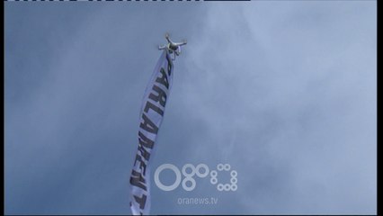 Ora News – Të rinjtë e FRPD, dron me mbishkrimin "Parlamenti i Krimit"