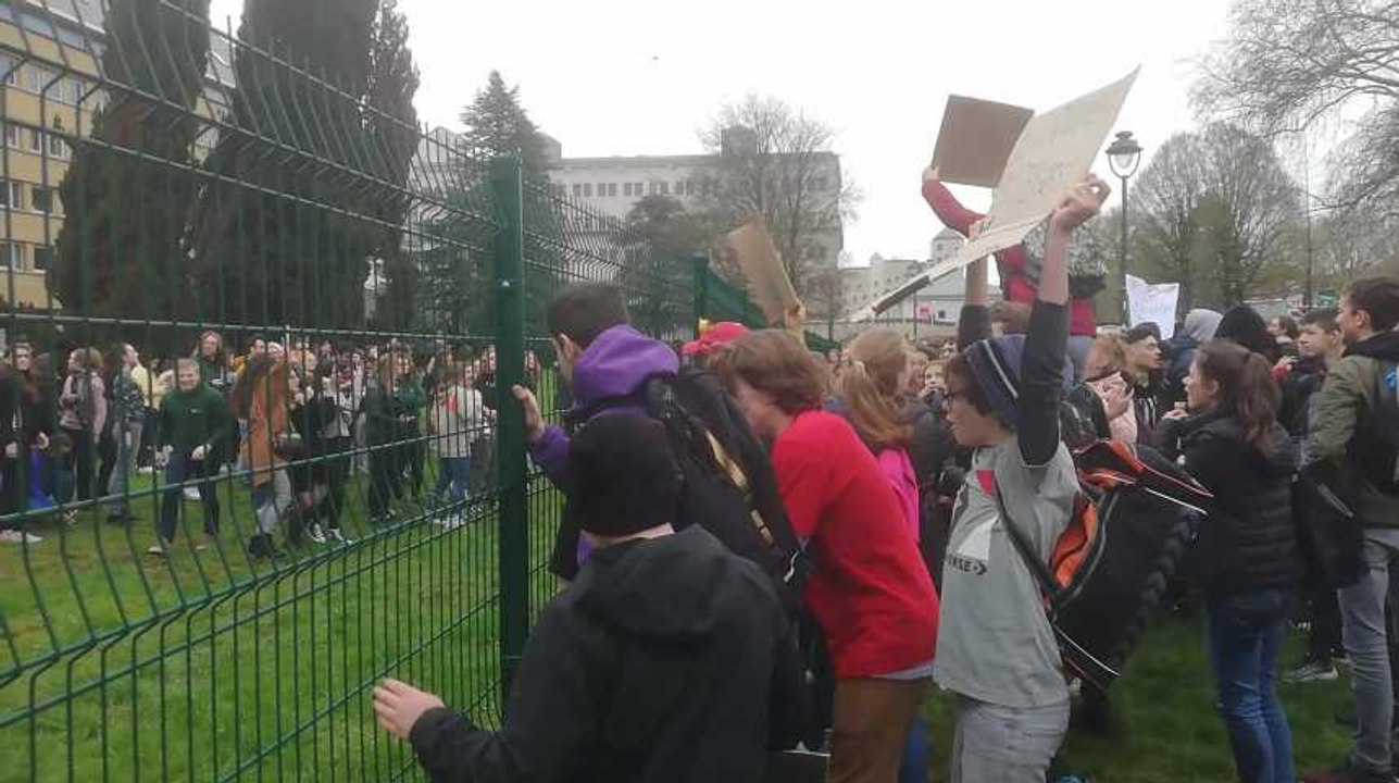 Marche pour le climat à Mons: les manifestants rejoignent les élèves des Ursulines