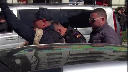 Ora News - U arrestua se qëlloi me gurë policin në protestë, arrest shtëpie për zyrtarin e Ballshit