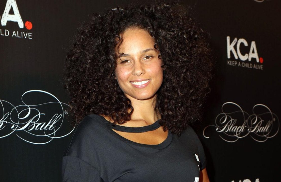 Alicia Keys play piano with son Egypt at iHeartRadio Music Awards