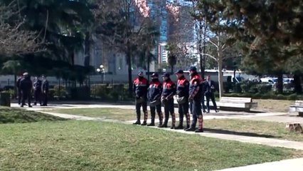 TË RINJTË E PD ME PANKARTA THUMBUESE, SHASHKA E GURË TE KUVENDI