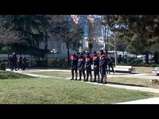 TË RINJTË E PD ME PANKARTA THUMBUESE, SHASHKA E GURË TE KUVENDI