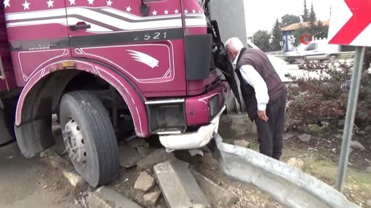 Kontrolden Çıkan Kamyon Yön Tabelasına Çarptı: 1 Yaralı