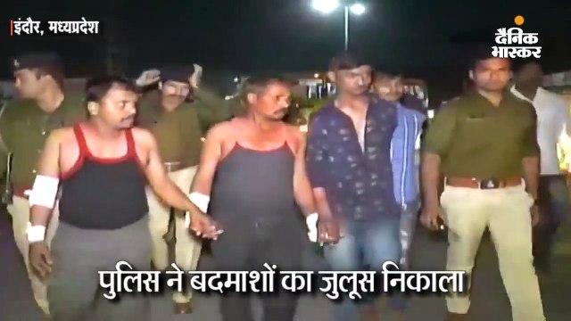 युवक को चाकू मारने वाले बदमाशों का जुलूस निकाला, पुलिस ने एक-दूसरे को थप्पड़ भी मरवाए