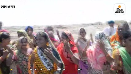 ભાવનગર જિલ્લાની ગૌચર જમીન મીઠાના અગર બનાવી કંપનીને ફાળવી દેતાં મહિલાઓનો છાજીયા લઈ વિરોધ
