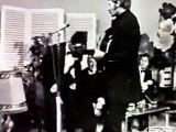 Johnny Hallyday en toute simplicité : Découvrez son interprétation mémorable du 'Gorille' de Georges Brassens - Une rencontre entre la voix puissante de Johnny et la poésie intemporelle de Brassens.