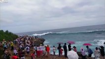 فيديو: نهاية قاسية لحسناء حاولت التقاط صورة فابتلعتها الأمواج الهائجة