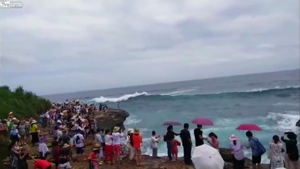فيديو: نهاية قاسية لحسناء حاولت التقاط صورة فابتلعتها الأمواج الهائجة