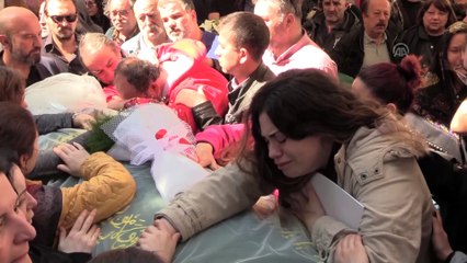 Öykü'ye donör olduktan sonra lösemi teşhisi konulan ve yaşamını yitiren Nazlı son yolculuğuna uğurlandı - İZMİR