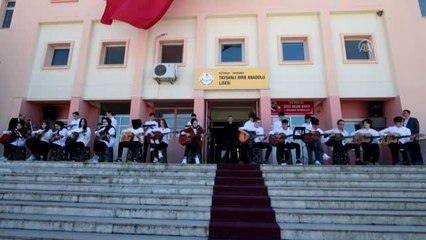 Öğrencilerden "Mehmetçik" ve "Dur Yolcu" Koreografisi