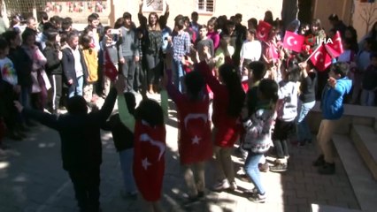 Mardinli miniklerden sınırın sıfır noktasından Türk bayraklı Çanakkale mesajı