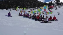 Antalya Kayak Merkezi İçin Leğenle Kayıp, Karda Güreşti, Pilates Yaptılar