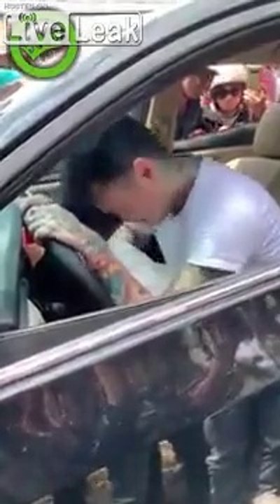 Voiture écrasée, il continue de danser au volant sa voiture