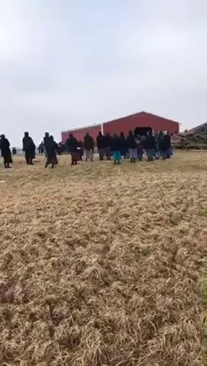 Ces Amish déplacent un bâtiment en le portant à mains nues !