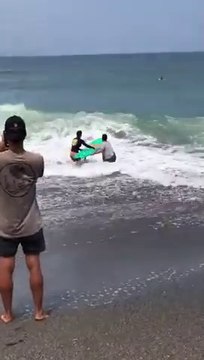 Assommée par une vague avec sa planche de surf !