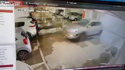 Elle accélère dans le parking souterrain...