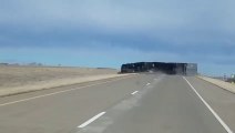 Emporté par une rafale de vent ce camion se couche sur l'autoroute !