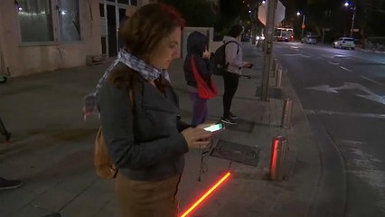 بلدية تل أبيب تلجأ إلى "إضاءات الزومبي" لحماية مدمني الهواتف المشاة