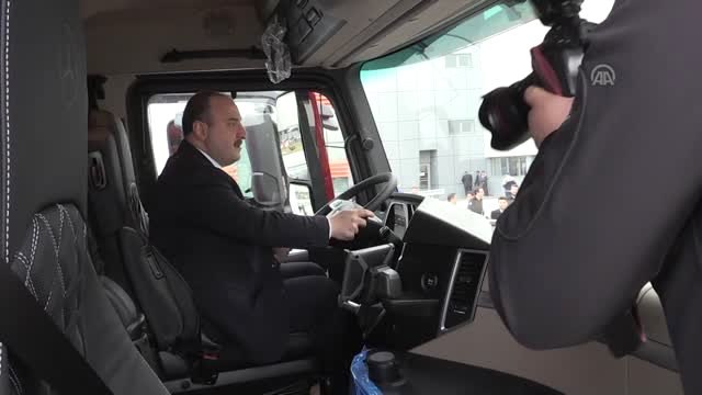 Bakan Varank, Mercedes-Benz Türk Kamyon Fabrikası'nda Üretilen Aracı Kullandı