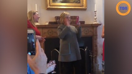 Hillary Clinton répond à un appel en FaceTime de sa petite-fille en pleine conférence !