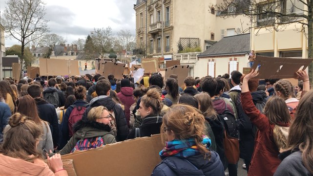 Plus d’un millier de lycéens Mayennais ont manifesté contre le réchauffement climatique