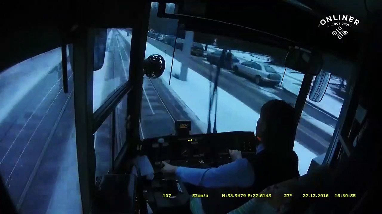 Un chauffeur de tramway fonce dans une voiture qui lui a refusé la priorité... Pas content