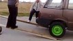 Voilà comment les russes chargent une voiture dans un camion