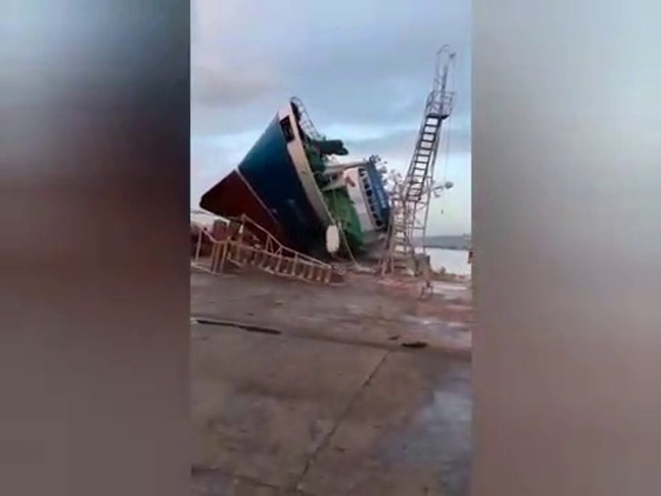 Ce bateau en réparation chute subitement sur le coté...