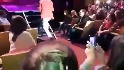 Un chanteur fait une énorme chute lors d'un concert