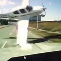 Un avion coupe la route d'une voiture avant de finir sa route dans le fossé