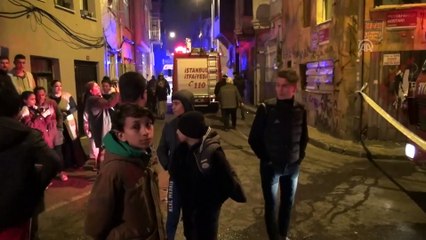 Fatih’te 2 katlı ahşap binada yangın - İSTANBUL