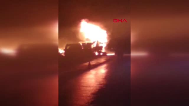 Antalya - Devrilen Tır'ın Dorsesi Alev Alev Yandı