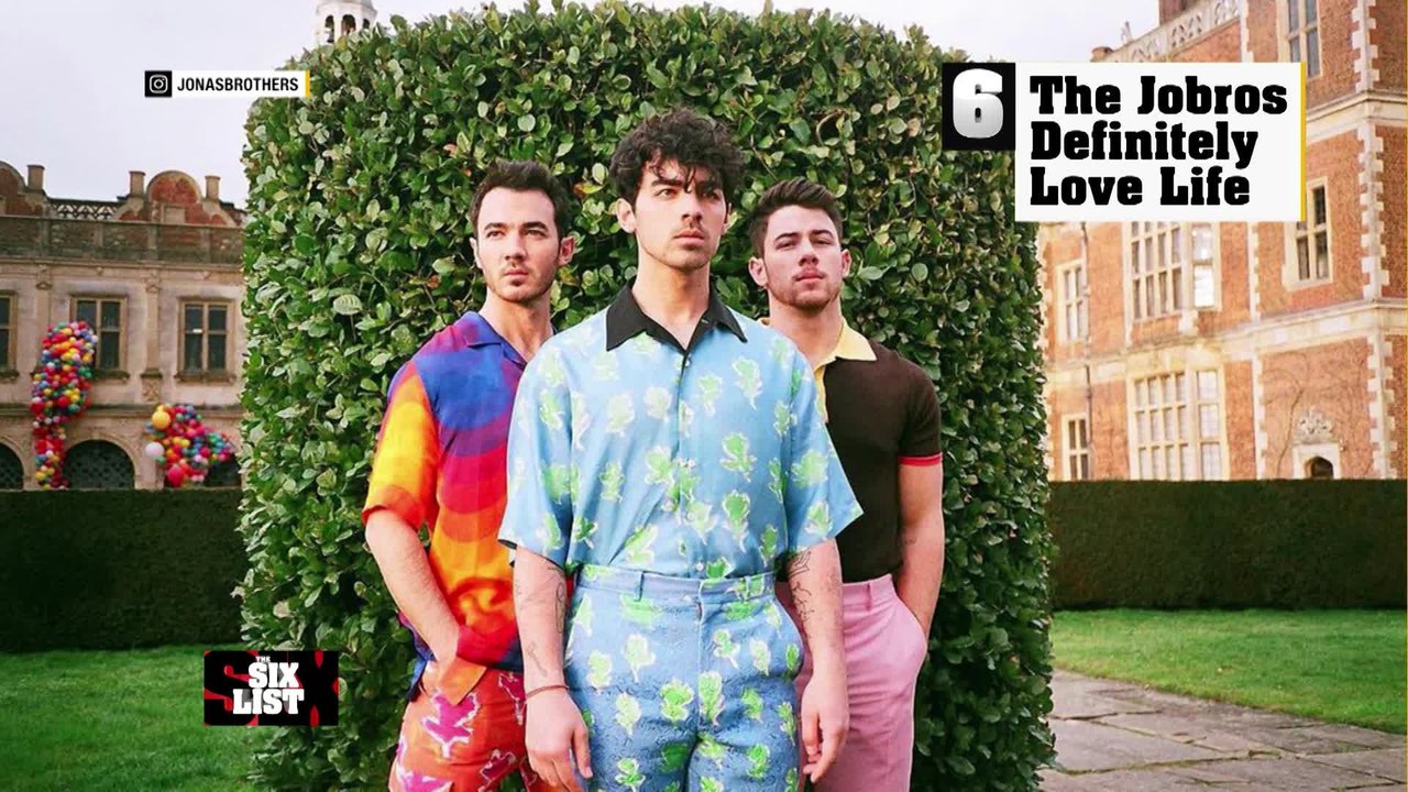 We've seen A LOT of great snaps this week, and we still can't get over @JLo's engagement ring! Tune in to #PageSixTV to see the six-iest pics of the week! #SixList