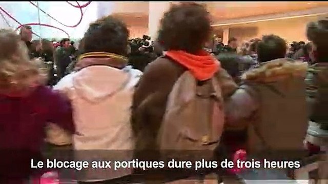 Climat: blocage de l'entrée du siège de la Société Générale