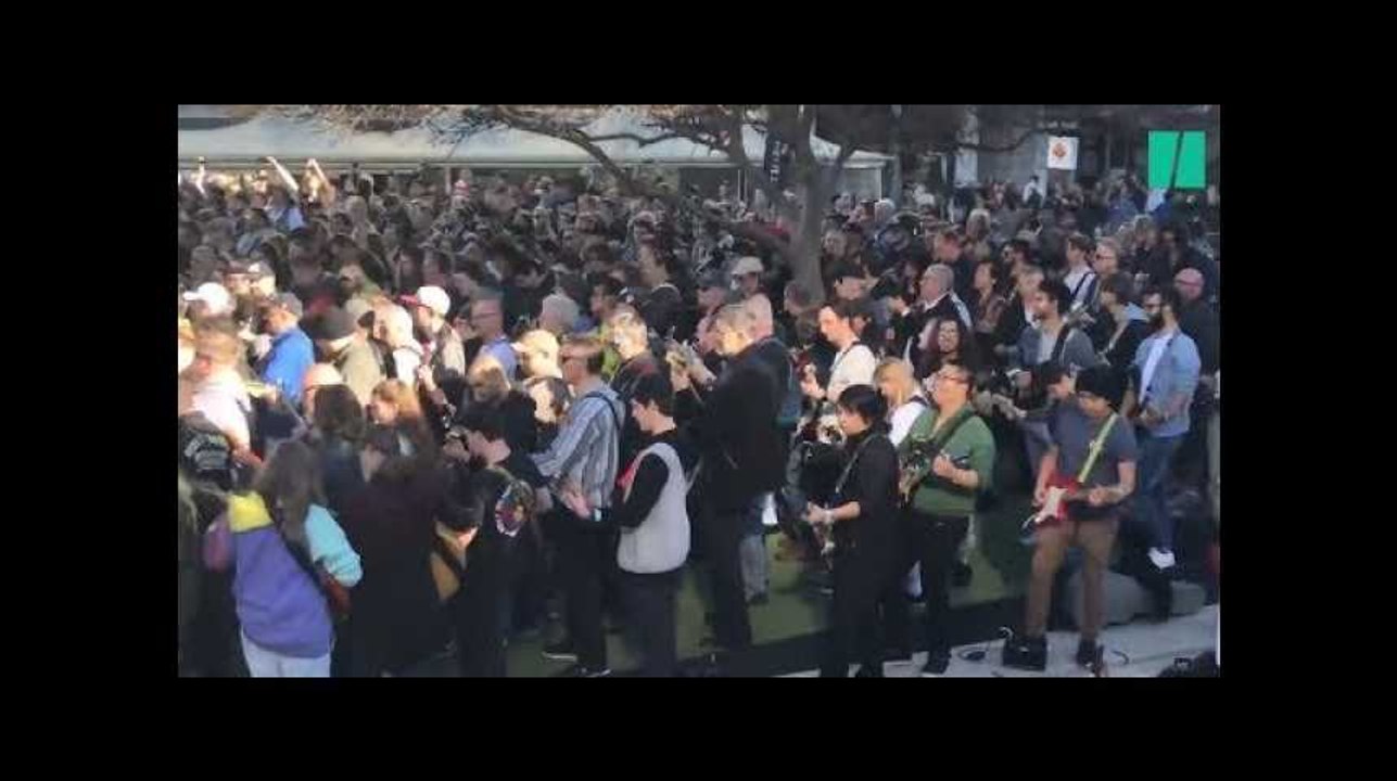 457 guitaristes jouent la même chanson d'AC/DC en même temps et ça fait beaucoup de bruit