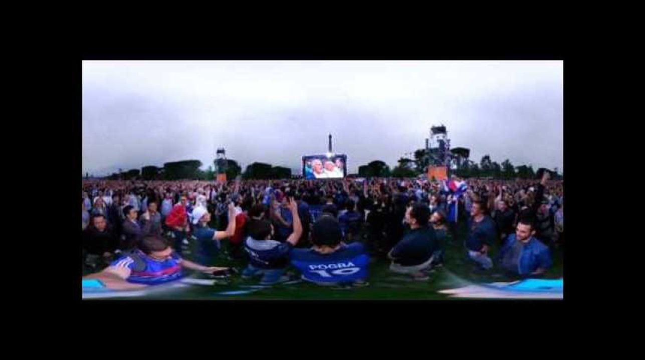 Euro 2016: La Marseillaise de France-Roumanie, dans la fanzone Tour Eiffel, à 360 degrés