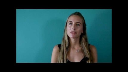 Cette jeune femme de 26 ans a renoncé aux soldes et au dressing bien garni