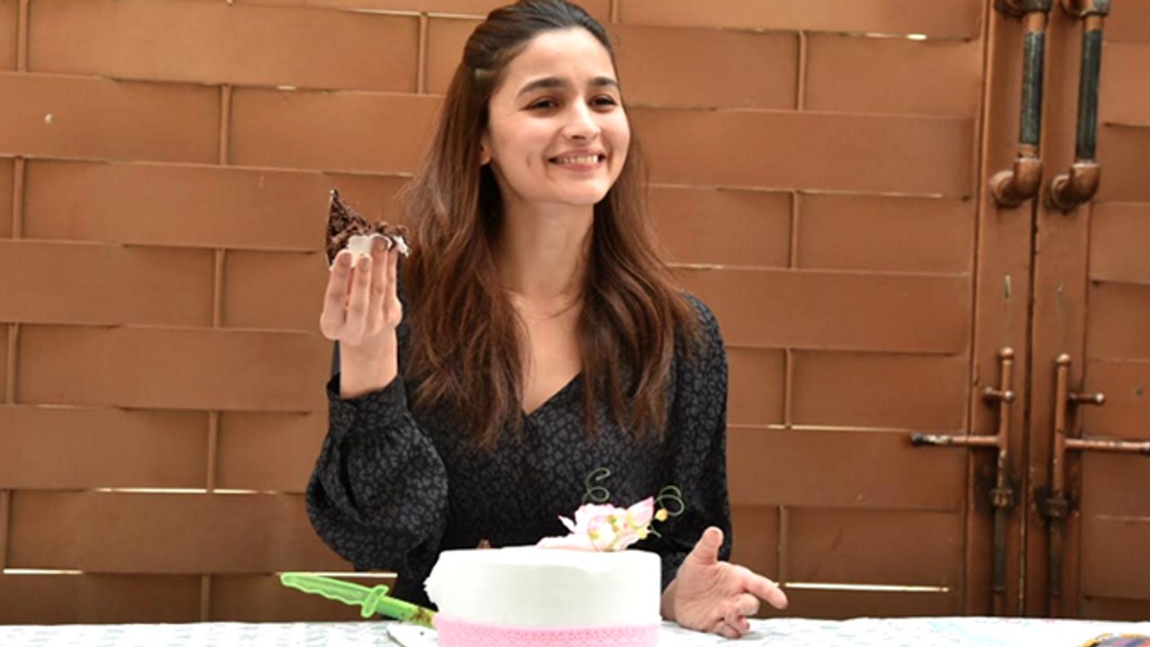 Alia Bhatt Birthday Celebration With Media And Fans