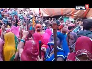 होली में यहां बड़े प्यार से लड़कियों के हाथ से लठ्ठ की मार खाते हैं युवक