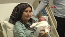 İzmir Böbrek Nakilli Genç Kadın Tüp Bebek Yöntemiyle Çocuk Sahibi Oldu