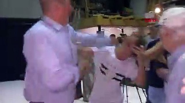 Irkçı senatöre yumurtalı protesto