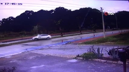 Refüje Çarpan Otomobilin Şoförü Araçtan Böyle Fırladı