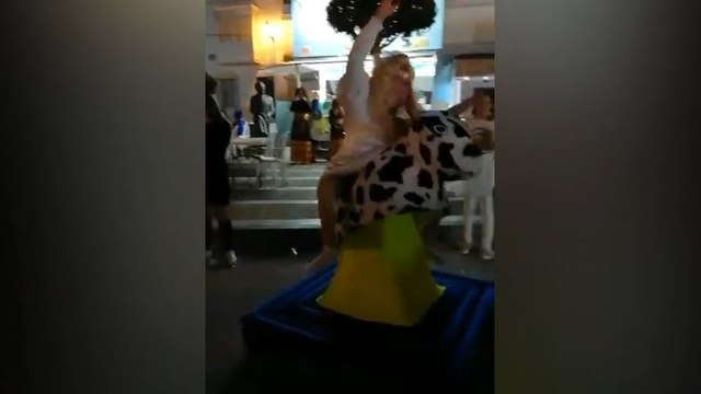 Un gars s'est déguisé en simulateur de rodéo !