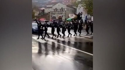 Ils traversent la route en dansant le Khorumi - Georgie