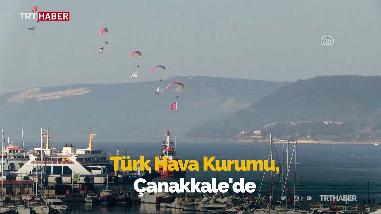 Çanakkale semalarında motorlu yamaç paraşütü gösterisi