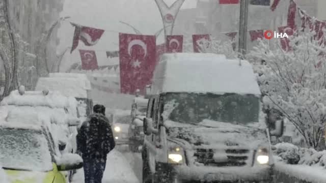 Hakkari'ye Mart Ayında Kar Sürprizi...lapa Lapa Kar Yağdı, Kent Beyaza Büründü