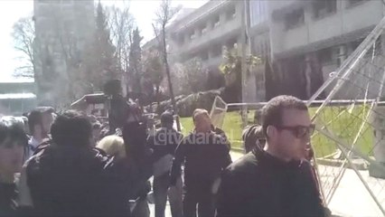 Protestuesit rrezojne rrethimin pas Kryeministrise