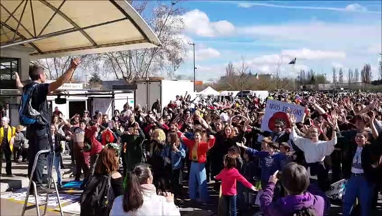 Marche pour le climat à Bourg: le clapping devant le marché couvert