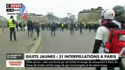 下载视频: Gilets Jaunes : Les forces de l'ordre assiégées Place de l'Etoile à Paris peu avant midi le samedi 16 mars 2019